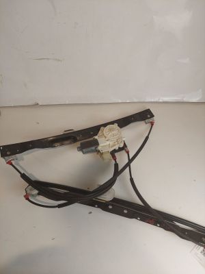 un gros plan d'une fenêtre cassée à laquelle sont fixés de nombreux fils électriques