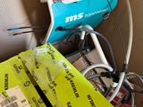 un vélo rangé dans un carton avec quelques fils