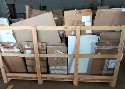 une pile de cartons sur une palette dans un entrepôt