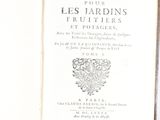 un livre ouvert sur lequel figure l'image d'un bouquet de fleurs