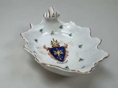 un petit bol orné d'un blason