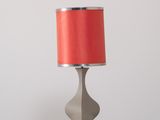 une photo d'une lampe de table avec un abat-jour rouge
