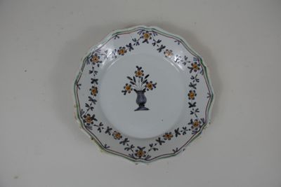 une assiette avec la photo d'une femme dessus