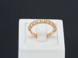 un gros plan d'une bague en or posée sur une boîte blanche