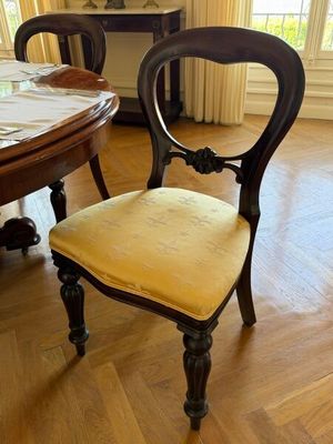 une chaise avec une assise jaune dans une salle à manger