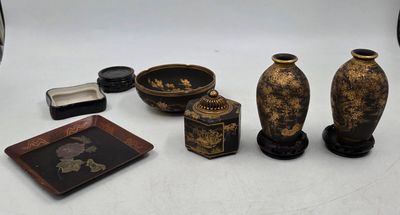 un grand nombre d'objets posés sur une table