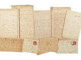 une pile de vieilles lettres et d'enveloppes empilées les unes sur les autres