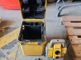 une boîte jaune et noire et quelques autres objets posés par terre