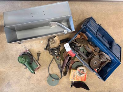 une boîte à outils posée par terre, à côté d'une paire de ciseaux et d'une paire de pinces