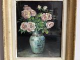 un tableau représentant des roses roses dans un vase bleu posé sur une table