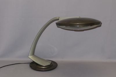 une lampe posée sur une table, sur fond blanc