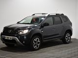 une photo d'une dacia grise garée sur un sol en damier