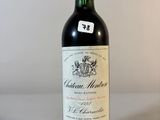 une bouteille de vin posée sur une table