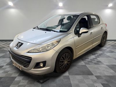 la petite voiture argentée est garée dans la pièce au sol en damier