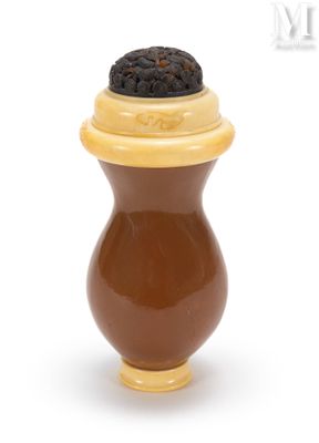 un vase brun et jaune avec un couvercle noir