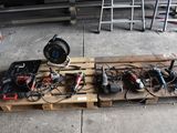 de nombreux outils qui se trouvent sur une palette dans le garage