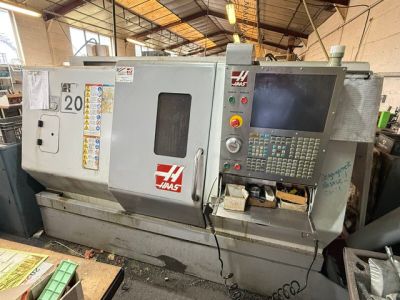 une machine qui se trouve à l'intérieur d'un bâtiment