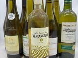 plusieurs bouteilles de vin sont alignées sur une table