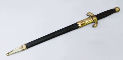 un gros plan d'une épée noire et dorée posée sur une surface blanche