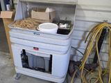 une photo d'un garage avec une poubelle et d'autres objets