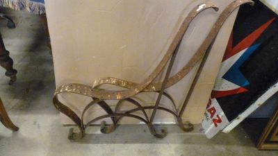 une chaise placée à côté d'une table dans une pièce