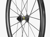un gros plan d'une roue de vélo sur fond blanc