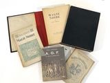 plusieurs livres empilés les uns sur les autres sur une surface blanche