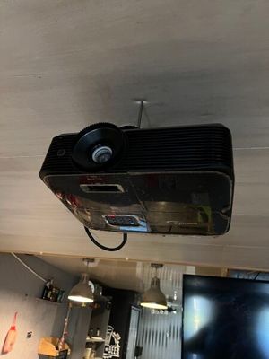 un projecteur suspendu au plafond dans une pièce