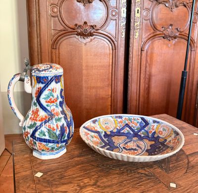 deux vases et un bol posés sur une table en bois