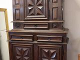 une armoire en bois surmontée d'un miroir