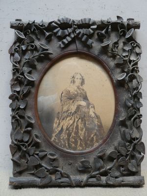la photo d'une femme en robe, dans un cadre