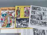 Plusieurs livres, de types et de tailles variés, sont posés sur une table