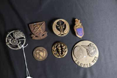 un grand nombre de badges sur une surface noire