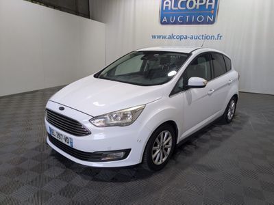 une Ford C-Max blanche garée dans un garage
