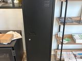 un casier en métal noir à côté d'une armoire en métal noir