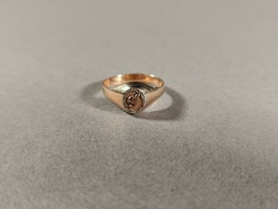 une image représentant une bague en or ornée d'un cœur