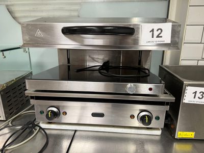 une photo d'une cuisinière à gaz professionnelle dans une cuisine