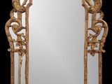 un miroir richement sculpté, avec un fond noir et un fond noir