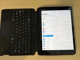 un ordinateur portable et une tablette posés l'un à côté de l'autre sur un bureau
