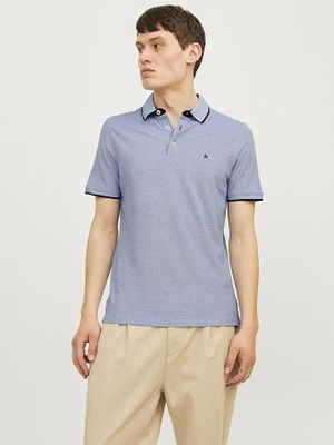 un homme vêtu d'un polo bleu et d'un pantalon kaki