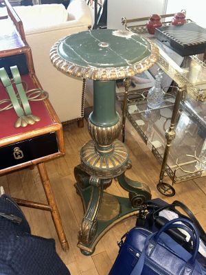 Plusieurs bagages sont posés par terre dans un salon.