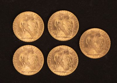 quatre pièces d'or sur lesquelles figurent les portraits d'une femme et d'un homme