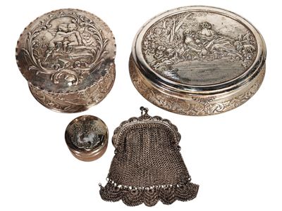 deux objets en argent, dont un porte-monnaie, une pièce de monnaie et un étui à monnaie