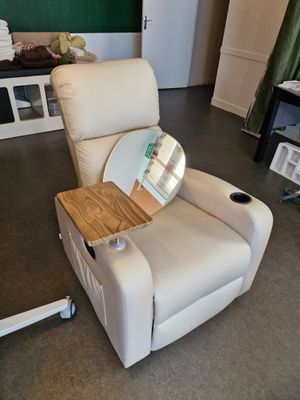 un fauteuil inclinable sur lequel est posé un miroir, dans une pièce