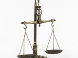 une vieille balance en laiton comportant deux échelles