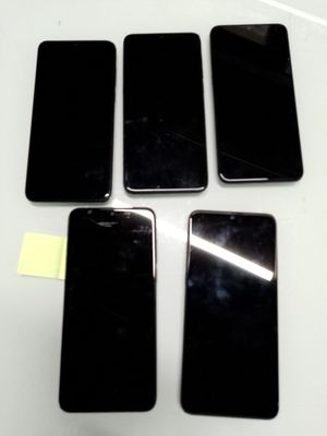 quatre téléphones portables posés les uns à côté des autres sur une table