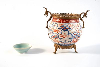 un vase et un bol posés sur une table