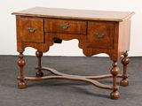 une petite table en bois surmontée de deux tiroirs