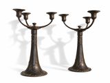 une paire de bougeoirs anciens en bronze sur fond blanc