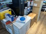 un grand nombre de boîtes empilées les unes sur les autres